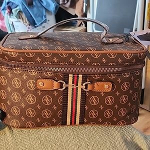 ADRIENNE VITTADINI COSMETIC CASE NEW WITH TAGS RV $40.00
